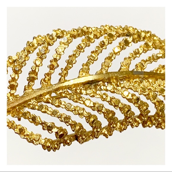 Vintage signed BSK sparkling gold open work leaf brooch - Picture 4 of 12